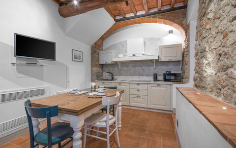 Le Torri, Borgo Campassini, Monteriggioni: Möbel, Interior Design, Flooring, Decke, Küche, Fussboden, Countertop, Cabinetry, Beleuchtung, Zimmer