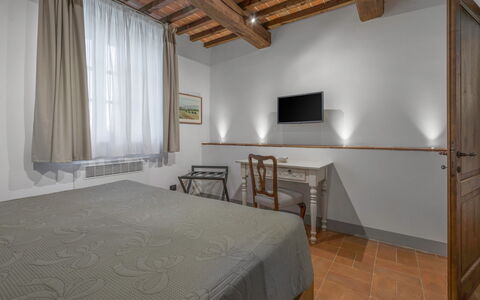 Le Torri, Borgo Campassini, Monteriggioni: Interior Design, Decke, Zimmer, Bettrahmen, Schlafzimmer, Hartholz, Holzbeize, Bilderrahmen, Lampe, Light Fixture