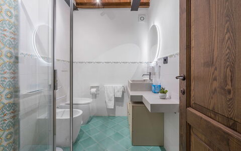 Il Borgo, Borgo Campassini, Monteriggioni: Flooring, Wand, Fussboden, Interior Design, Armatur, Badezimmer, Zapfhahn, Decke, Sinken, Beleuchtung