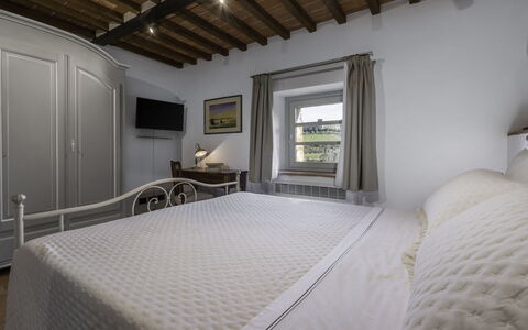 Il Borgo, Borgo Campassini, Monteriggioni: Möbel, Interior Design, Schlafzimmer, Decke, Bett, Zimmer, Fussboden, Zuhause, Flooring, Beleuchtung