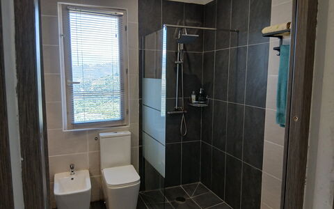 Villa dei Sogni: Armatur, Toilleten Sitz, Badezimmer, Toilette, Flooring, Fussboden, Interior Design, Installation, Fliese, Glas