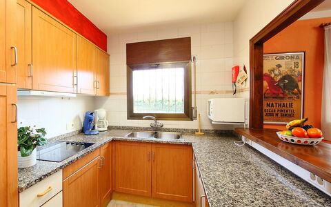 Don Felipe: Countertop, Eigentum, Zimmer, Cabinetry, Möbel, Küche, Gebäude, Gelb, Grundeigentum, Interior Design