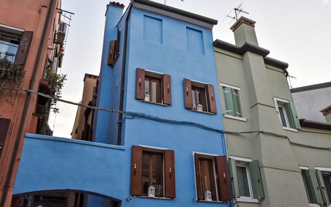 La Casa di Lu': Blau, Wand, Verbundwerkstoff, Eisen, Farbe, Metall, Wohnung, Balkon, Daylighting