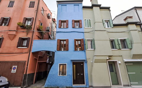 La Casa di Lu': Blau, Wand, Fenster, Fassade, Nachbarschaft, Die Architektur, Tür, Zuhause, Wohnung, Balkon