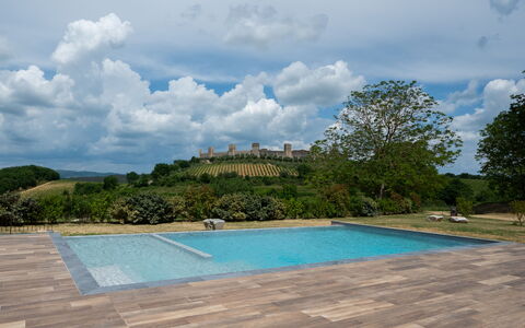 La Piazzetta, Borgo Campassini, Monteriggioni: Schwimmbad, Garten, Flagstone, Landscaping, Schatten, Holzboden, Walkway, Hinterhof, Gartenmöbel, Fliese