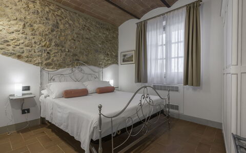 La Piazzetta, Borgo Campassini, Monteriggioni: Interior Design, Schlafzimmer, Möbel, Decke, Bett, Zimmer, Flooring, Fussboden, Bedding, Beleuchtung