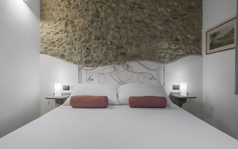 La Piazzetta, Borgo Campassini, Monteriggioni: Wand, Schlafzimmer, Interior Design, Bett, Bedding, Bettdecke, Decke, Fussboden, Linens, Zimmer