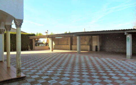 La Tuna 6: Himmel, Wolke, Strassenbelag, Schatten, Grundeigentum, Flooring, Verbundwerkstoff, Freizeit, Beton