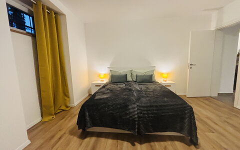 Appartamento Soul & Travel Ac And Wifi Croazia: Interior Design, Fussboden, Flooring, Möbel, Holzboden, Bett, Holz, Zimmer, Schlafzimmer, Decke