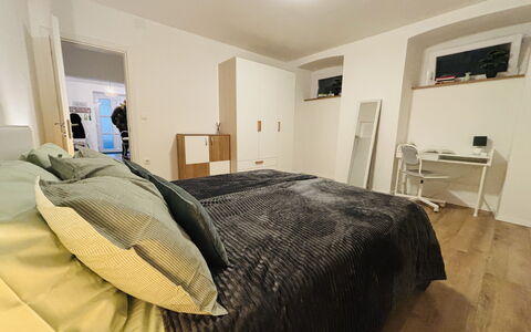 Appartamento Soul & Travel Ac And Wifi Croazia: Möbel, Flooring, Interior Design, Bett, Schlafzimmer, Fussboden, Holz, Bettdecke, Decke, Bedding
