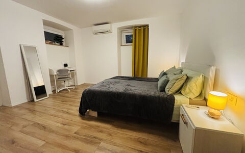 Appartamento Soul & Travel Ac And Wifi Croazia: Möbel, Interior Design, Fussboden, Flooring, Bett, Wand, Holz, Zimmer, Holzboden, Schlafzimmer