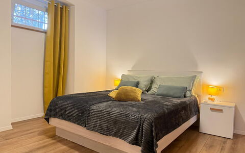 Appartamento Soul & Travel Ac And Wifi Croazia: Möbel, Interior Design, Bett, Flooring, Fussboden, Schlafzimmer, Holz, Bettdecke, Holzboden, Decke