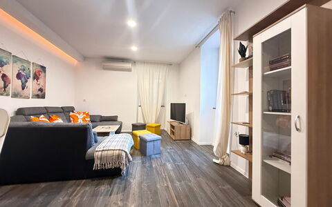 Appartamento Soul & Travel Ac And Wifi Croazia: Möbel, Interior Design, Flooring, Fussboden, Couch, Holzboden, Holz, Decke, Zimmer, Wohnzimmer