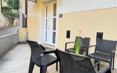 Appartamento Soul & Travel Ac And Wifi Croazia: Möbel, Interior Design, Fussboden, Flooring, Stuhl, Wohnung, Gartenmöbel, Balkon, Holzbeize, Hartholz