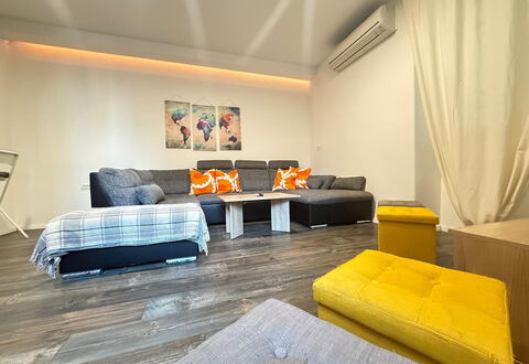 Appartamento Soul & Travel Ac And Wifi Croazia: Möbel, Interior Design, Couch, Flooring, Fussboden, Holz, Decke, Zimmer, Wohnzimmer, Beleuchtung