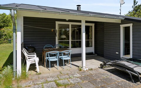 Ginette - 500M from the Sea: Tür, Möbel, Zuhause, Hütte, Schatten, Gartenmöbel, Abstellgleis, Stuhl, Veranda, Garten
