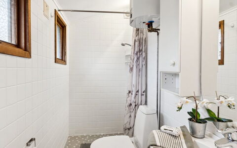 Ginette - 500M from the Sea: Wand, Flooring, Badezimmer, Armatur, Toilleten Sitz, Fussboden, Interior Design, Toilette, Decke, Installation