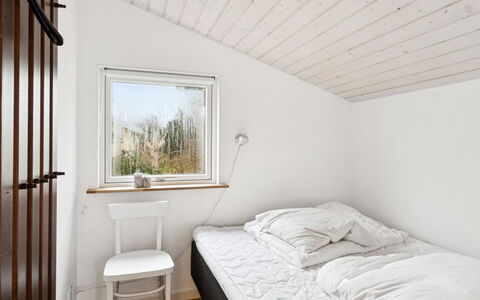 Ginette - 500M from the Sea: Wand, Schlafzimmer, Holz, Bett, Decke, Interior Design, Bedding, Bettdecke, Fussboden, Flooring