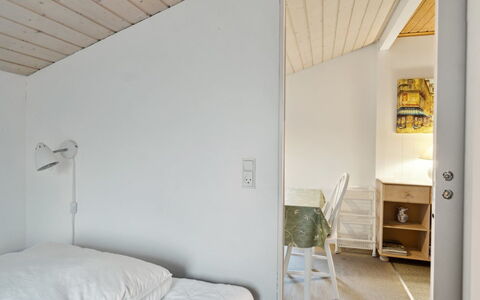 Ginette - 500M from the Sea: Wand, Interior Design, Flooring, Fussboden, Holz, Decke, Möbel, Schlafzimmer, Bett, Zimmer