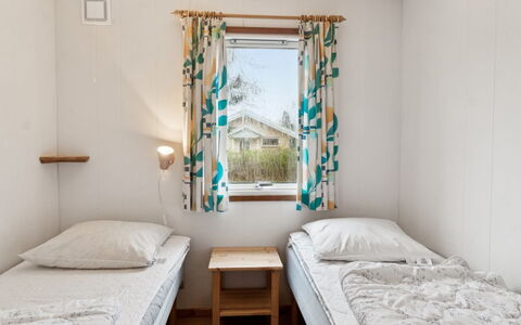 Ginette - 500M from the Sea: Holz, Schlafzimmer, Bett, Zuhause, Etagenbett, Bettrahmen, Bedding, Herberge, Linens, Bettdecke