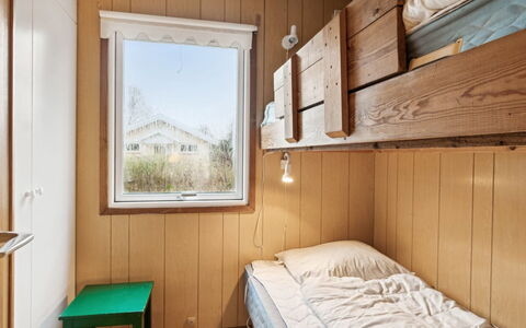 Ginette - 500M from the Sea: Holz, Schlafzimmer, Flooring, Fussboden, Interior Design, Bett, Decke, Holzbeize, Zimmer, Etagenbett