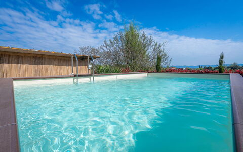 Borgo House In Florentine Hills With Pool: Blau, Schwimmbad, Wasser, Verbundwerkstoff, Resort, Eco Hotel, Freizeit, Schatten, Holzbeize, Water Feature