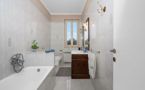 Borgo House In Florentine Hills With Pool: Flooring, Armatur, Badezimmer, Badewanne, Fussboden, Interior Design, Zapfhahn, Sinken, Installation, Beleuchtung