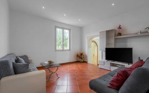 Borgo House In Florentine Hills With Pool: Interior Design, Möbel, Flooring, Wand, Fussboden, Decke, Couch, Zimmer, Wohnzimmer, Beleuchtung