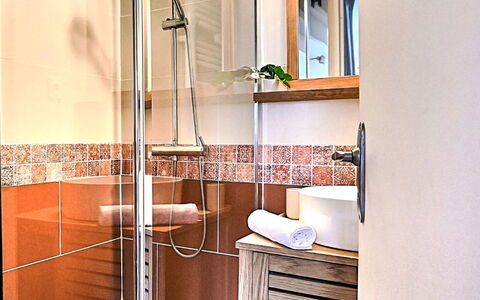 Le Douhet 2: Badezimmer, Armatur, Flooring, Fussboden, Interior Design, Installation, Fliese, Dusche, Spiegel, Toilette