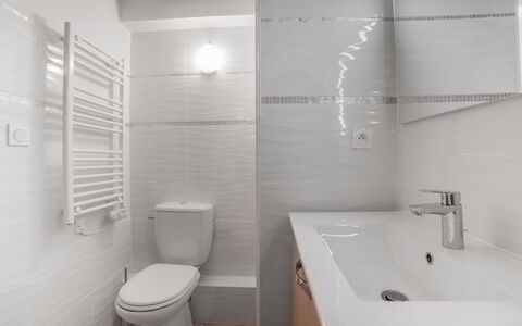Studio Republique: Badezimmer, Armatur, Flooring, Fussboden, Toilette, Interior Design, Sinken, Toilleten Sitz, Bad Sink, Installation