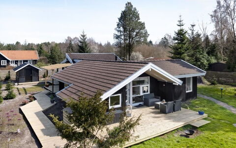 Sissie - 400M from the Sea: Estate, Schatten, Auffahrt, Bauernhaus
