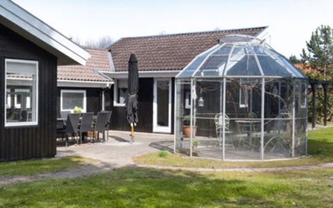 Sissie - 400M from the Sea: Estate, Schatten, Auffahrt, Bauernhaus