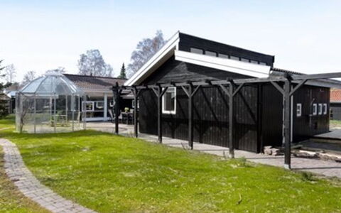 Sissie - 400M from the Sea: Estate, Schatten, Auffahrt, Bauernhaus