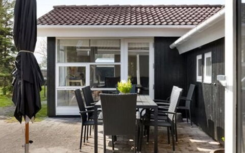 Sissie - 400M from the Sea: Estate, Schatten, Auffahrt, Bauernhaus
