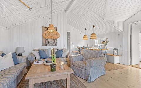 Sissie - 400M from the Sea: Estate, Schatten, Auffahrt, Bauernhaus