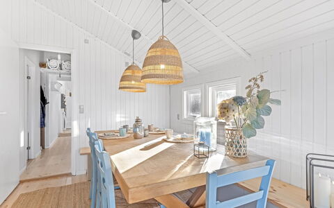 Sissie - 400M from the Sea: Estate, Schatten, Auffahrt, Bauernhaus