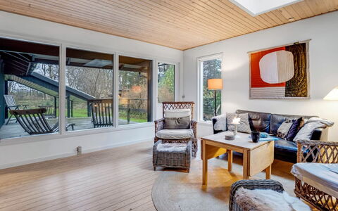 Floora - 20M from the Sea: Möbel, Interior Design, Flooring, Holzboden, Fussboden, Holz, Decke, Couch, Stuhl, Wohnzimmer