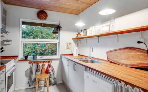 Floora - 20M from the Sea: Küche, Interior Design, Countertop, Holz, Decke, Flooring, Küchengerät, Light Fixture, Beleuchtung, Möbel
