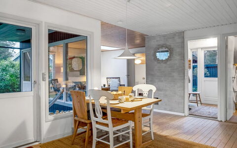 Floora - 20M from the Sea: Möbel, Interior Design, Flooring, Fussboden, Holz, Decke, Stuhl, Light Fixture, Zimmer, Esszimmer