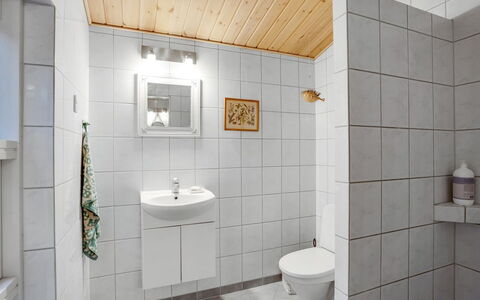 Floora - 20M from the Sea: Wand, Flooring, Armatur, Fussboden, Interior Design, Sinken, Badezimmer, Decke, Fliese, Toilette