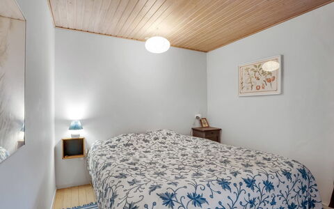 Floora - 20M from the Sea: Bett, Schlafzimmer, Interior Design, Wand, Bettdecke, Bedding, Decke, Holz, Fussboden, Flooring