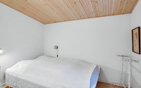 Floora - 20M from the Sea: Wand, Interior Design, Schlafzimmer, Flooring, Holz, Fussboden, Decke, Bett, Holzboden, Light Fixture