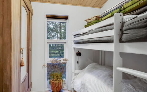 Floora - 20M from the Sea: Schlafzimmer, Interior Design, Holz, Bett, Flooring, Fussboden, Möbel, Etagenbett, Decke, Bettdecke