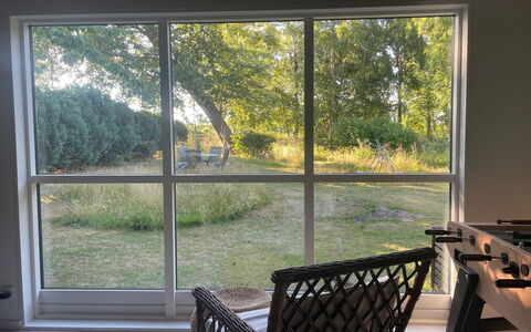 Floora - 20M from the Sea: Glas, Daylighting, Schatten, Gehölz, Stuhl, Fensterbehandlung, Hartholz, Eco Hotel, Küche & Esszimmer Tisch