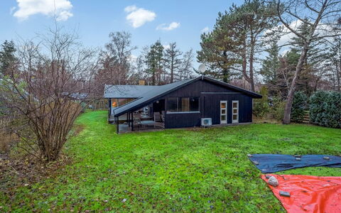 Floora - 20M from the Sea: Flooring, Wand, Fussboden, Interior Design, Holz, Decke, Holzboden, Beleuchtung, Möbel, Laminatboden