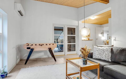 Floora - 20M from the Sea: Flooring, Wand, Fussboden, Interior Design, Holz, Decke, Holzboden, Beleuchtung, Möbel, Laminatboden