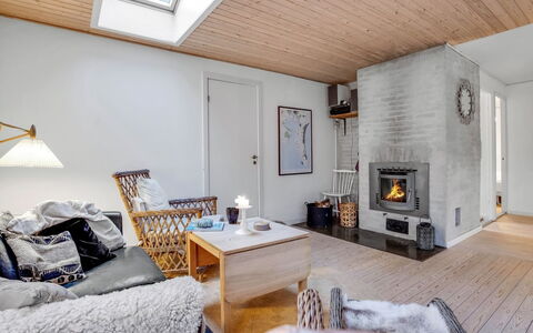 Floora - 20M from the Sea: Flooring, Wand, Fussboden, Interior Design, Holz, Decke, Holzboden, Beleuchtung, Möbel, Laminatboden