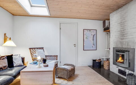 Floora - 20M from the Sea: Flooring, Wand, Fussboden, Interior Design, Holz, Decke, Holzboden, Beleuchtung, Möbel, Laminatboden