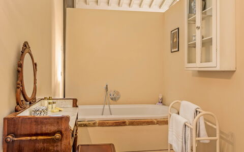 Terra Quercus: Wand, Interior Design, Armatur, Badewanne, Badezimmer, Flooring, Fussboden, Installation, Zapfhahn, Beleuchtung