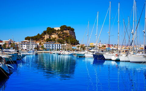 Dénia 773: Blau, Wasser, Boot, Gewässer, Watercraft, Yachthafen, Sommer, Küsten Und Ozeanische Forms, Meer, Boote Und Boating - Geräte Und Materialien